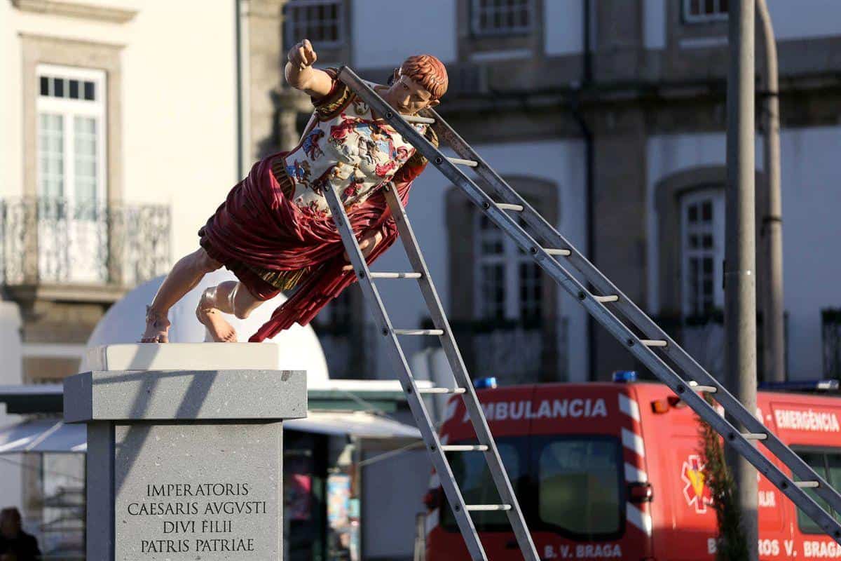 Estátua de César Augusto a cair. CMB vai accionar garantia