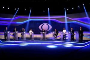 Candidatos à presidência do Brasil juntos em debate decisivo