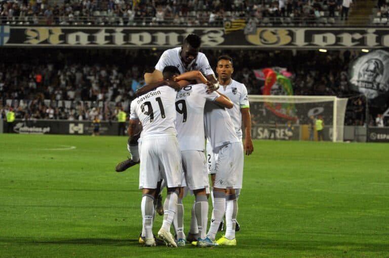 Vitória SC goleia em casa e dá mais um passo na Liga Europa