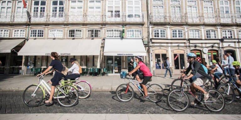 Cycle Chic convida cidadãos a pedalar em roupas casuais