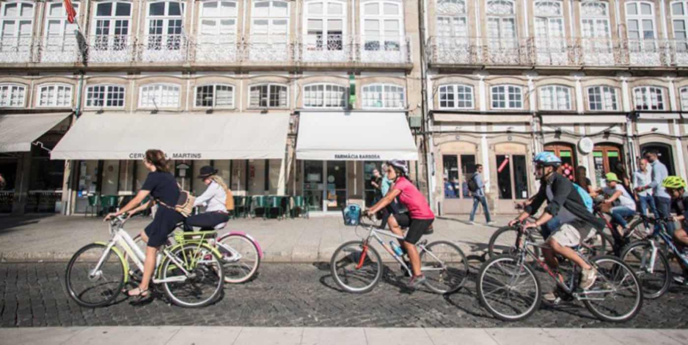 Cycle Chic convida cidadãos a pedalar em roupas casuais