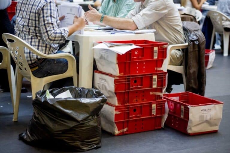 Votos de emigrantes elegem 2 deputados para o PS e para o PSD