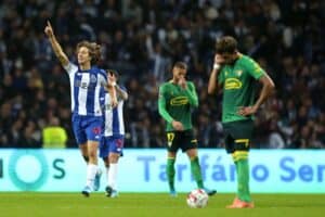 Famalicão perde liderança no Dragão