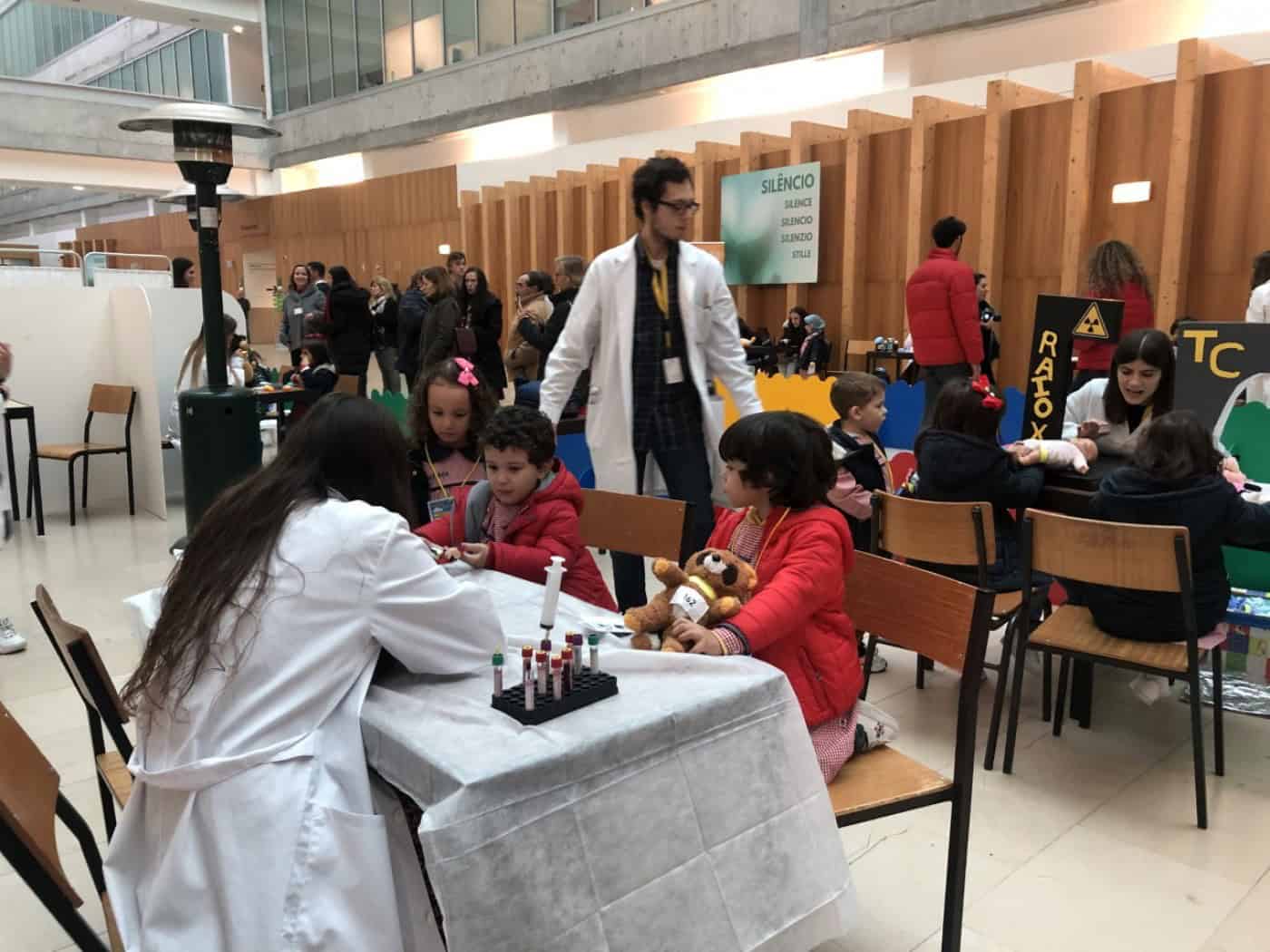 Crianças levam bonecos ao médico para perderem o medo do Hospital