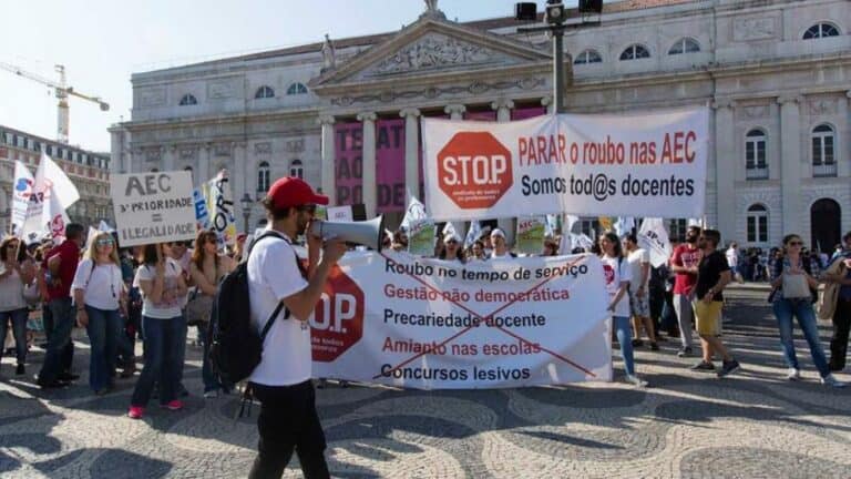 Professores contratados ainda não receberam subsídio de natal