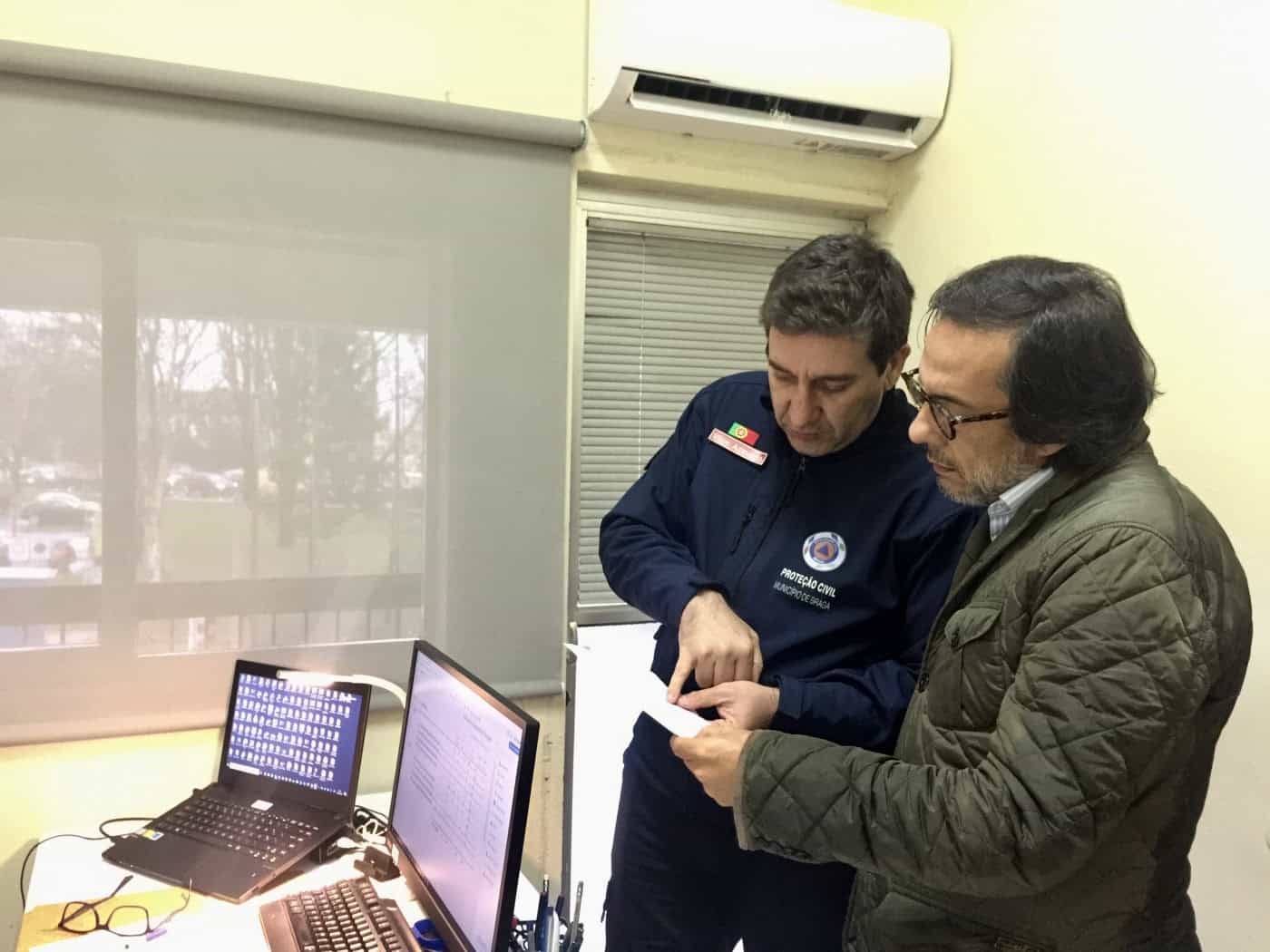 Ruas e túneis cortados. Previsto novo pico de precipitação às 18H00