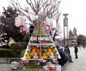 USB monta pinheiro de Natal que expõe reivindicações dos trabalhadores