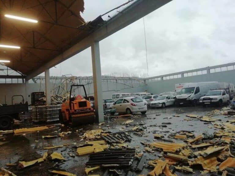 Cobertura de fibrocimento destruída preocupa cidadãos. CMG garante não haver perigo