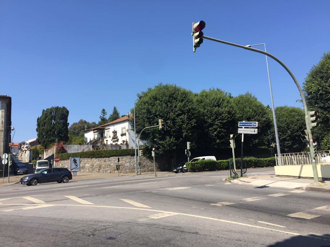 Avaria em semáforo resolvida depois de quatro intervenções