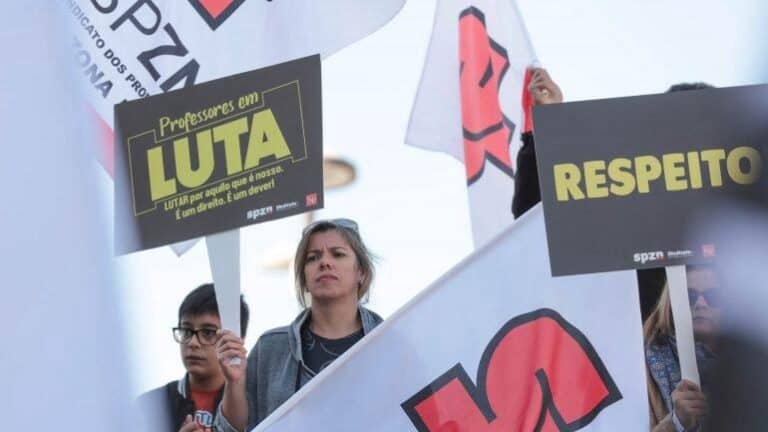 Professores regressam hoje à greve