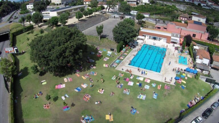 Jovens com acesso livre às piscinas de Braga no domingo