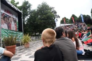 Braga de olhos postos no ecrã gigante para ver o Mundial
