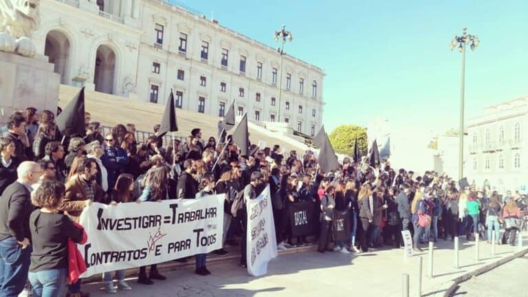 Bolseiros de investigação protestam na AR