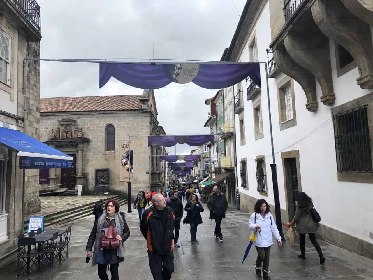 Semana Santa: hotéis esgotam mas chuva dificulta comércio