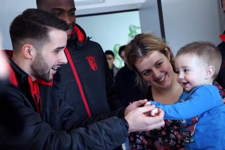 SC Braga/AAUM visita crianças no Hospital de Braga