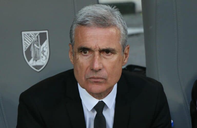 Luís Castro admite que o Vitória fez jogos "a roçar o mau"