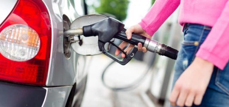 Preço dos combustíveis desce dois cêntimos