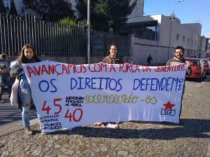 JCP vê faixa retirada das grades da Sá de Miranda