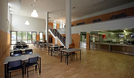 Funcionários manifestam-se à porta da Alberto Sampaio