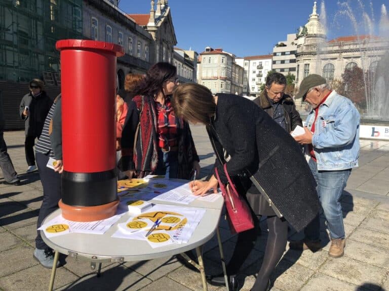 Professores recolhem postais de apoio para enviar ao Governo