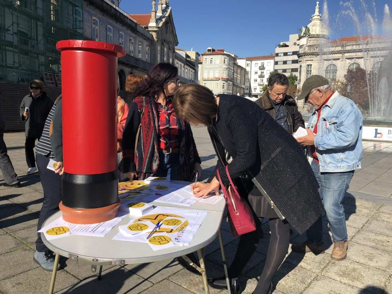 Professores recolhem postais de apoio para enviar ao Governo