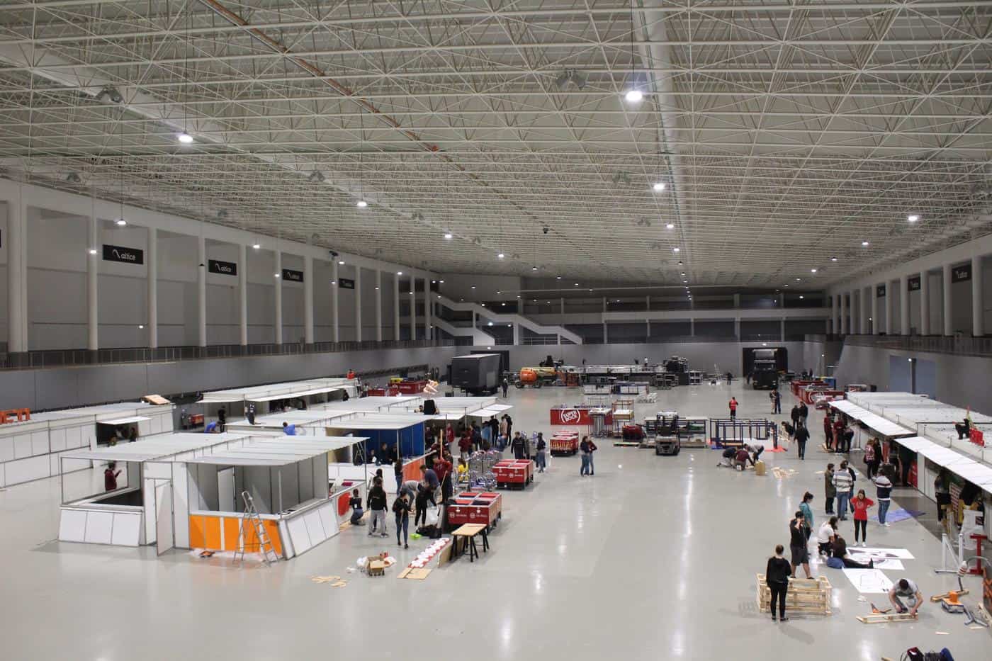 Ronaldo, Tinder e combustíveis marcam "compromisso" da gata