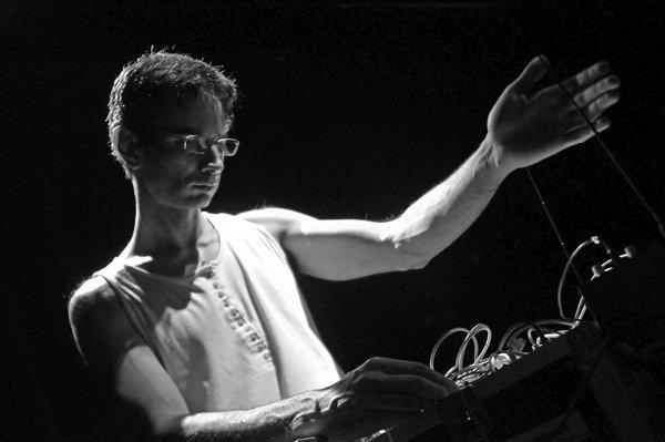 "A música cria o seu próprio espaço" - Rafael Toral