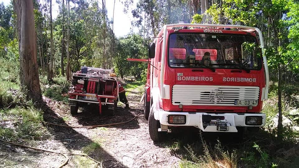 Bombeiros precisam de duas viaturas de combate a incêndios