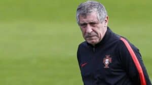 Fernando Santos observa portugueses em campo na Pedreira