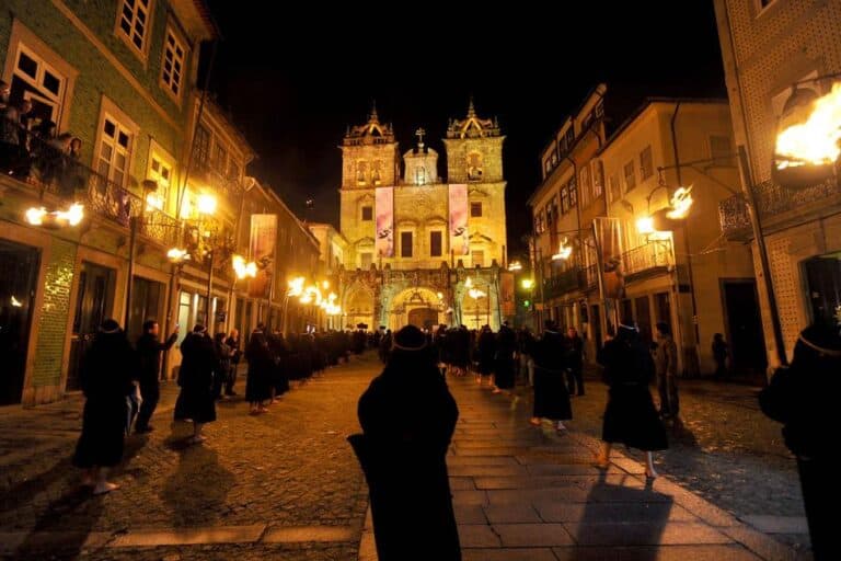 Farricocos na rua anunciam procissão Ecce Homo