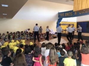 100 agentes de palmo e meio em concerto com a PSP